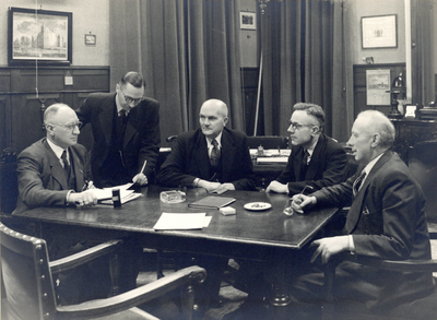 351770 Groepsportret met het college van burgemeesters en wethouders van de gemeente Zuilen in het gemeentehuis (Huis ...